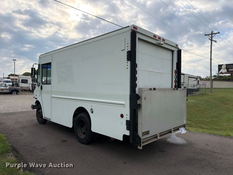 image for item DQ7066 2004 Workhorse  P42 delivery truck