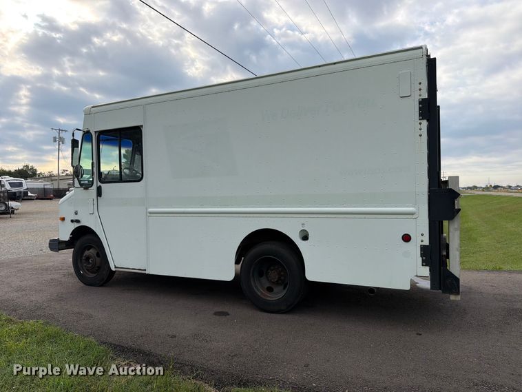 image for item DQ7066 2004 Workhorse  P42 delivery truck