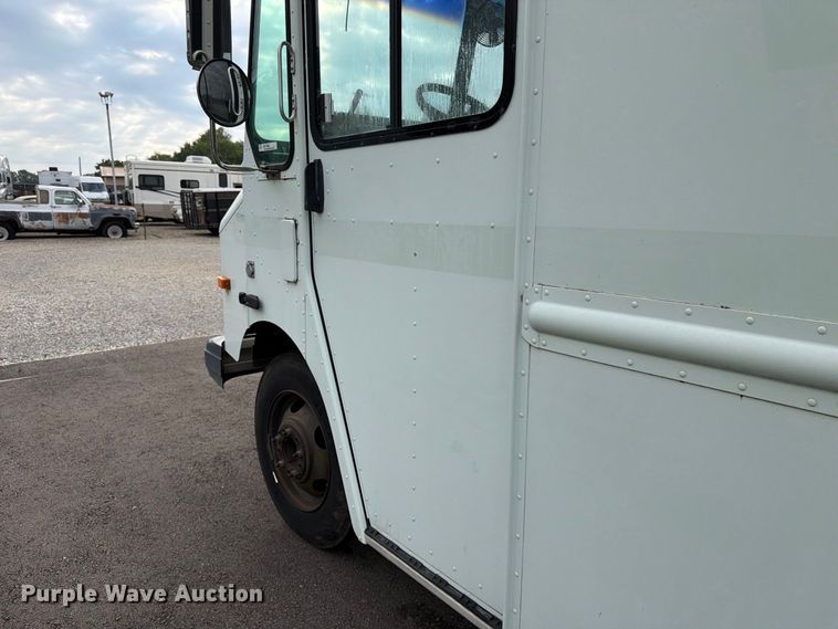 image for item DQ7066 2004 Workhorse  P42 delivery truck