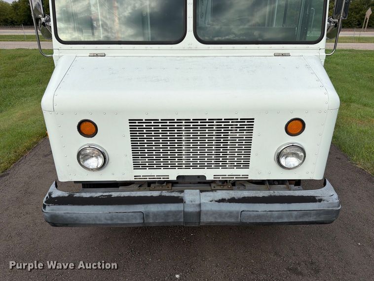 image for item DQ7066 2004 Workhorse  P42 delivery truck