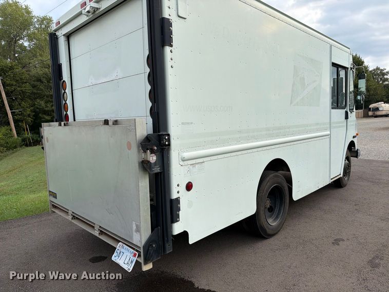 image for item DQ7066 2004 Workhorse  P42 delivery truck