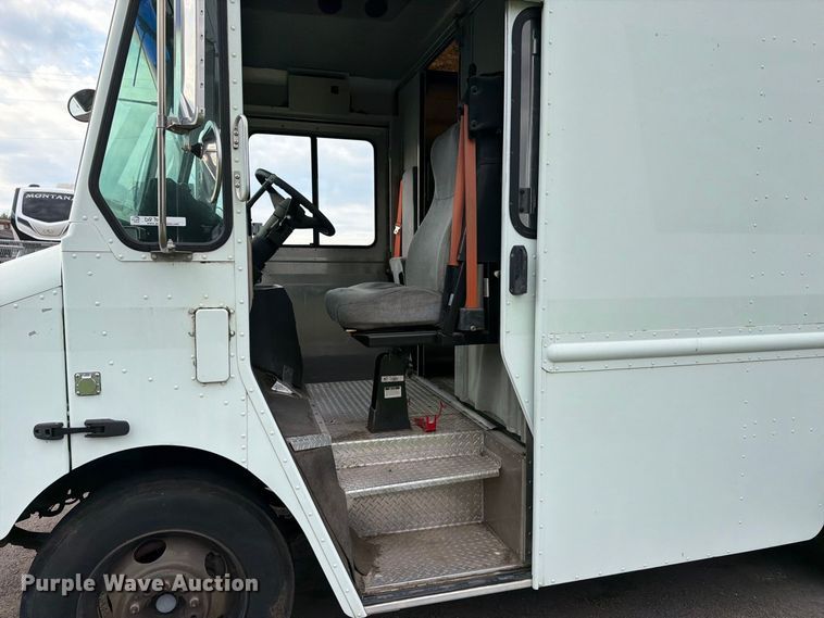 image for item DQ7066 2004 Workhorse  P42 delivery truck
