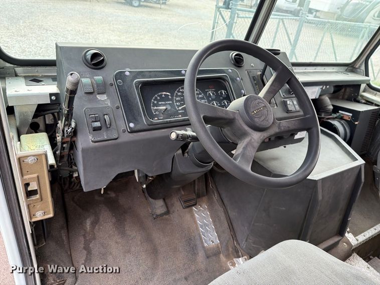 image for item DQ7066 2004 Workhorse  P42 delivery truck