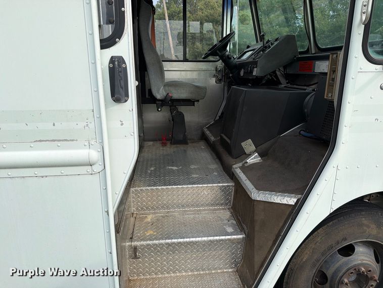 image for item DQ7066 2004 Workhorse  P42 delivery truck