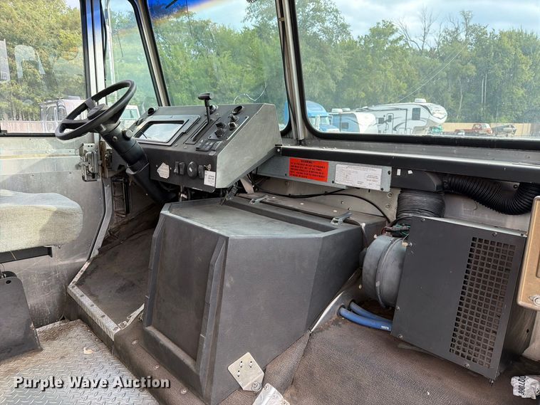 image for item DQ7066 2004 Workhorse  P42 delivery truck