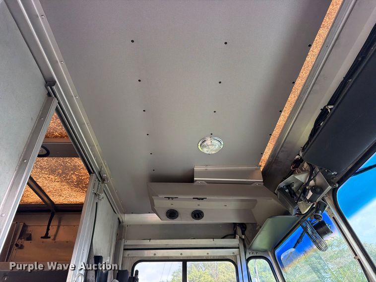 image for item DQ7066 2004 Workhorse  P42 delivery truck