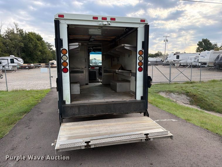 image for item DQ7066 2004 Workhorse  P42 delivery truck