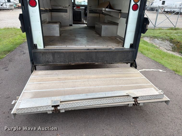 image for item DQ7066 2004 Workhorse  P42 delivery truck