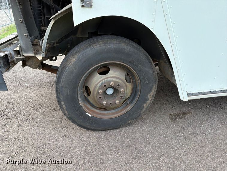 image for item DQ7066 2004 Workhorse  P42 delivery truck