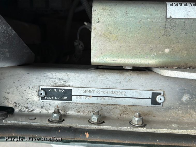 image for item DQ7066 2004 Workhorse  P42 delivery truck