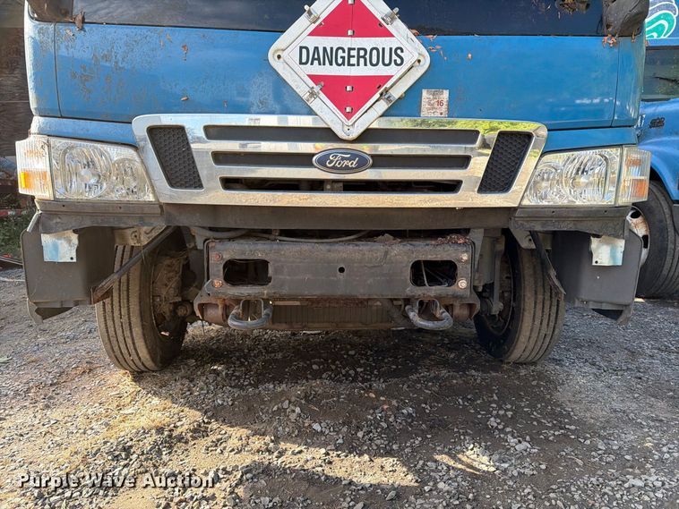image for item DT2935 2007 Ford LCF box truck