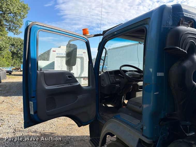 image for item DT2935 2007 Ford LCF box truck