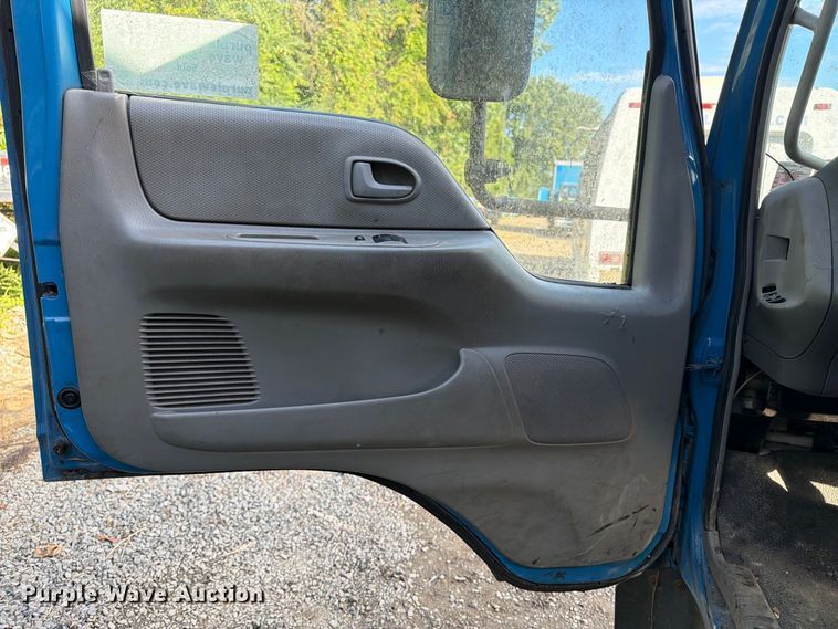 image for item DT2935 2007 Ford LCF box truck
