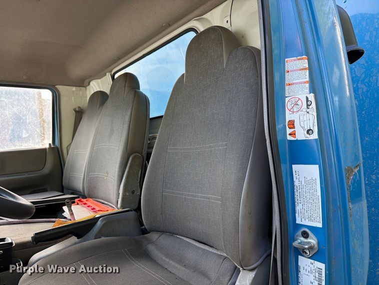 image for item DT2935 2007 Ford LCF box truck