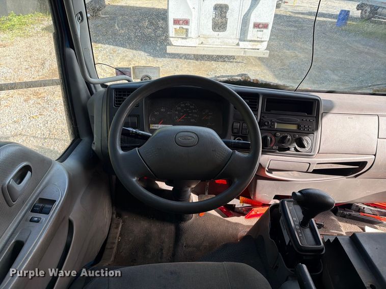 image for item DT2935 2007 Ford LCF box truck