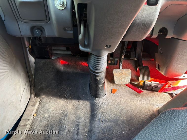 image for item DT2935 2007 Ford LCF box truck