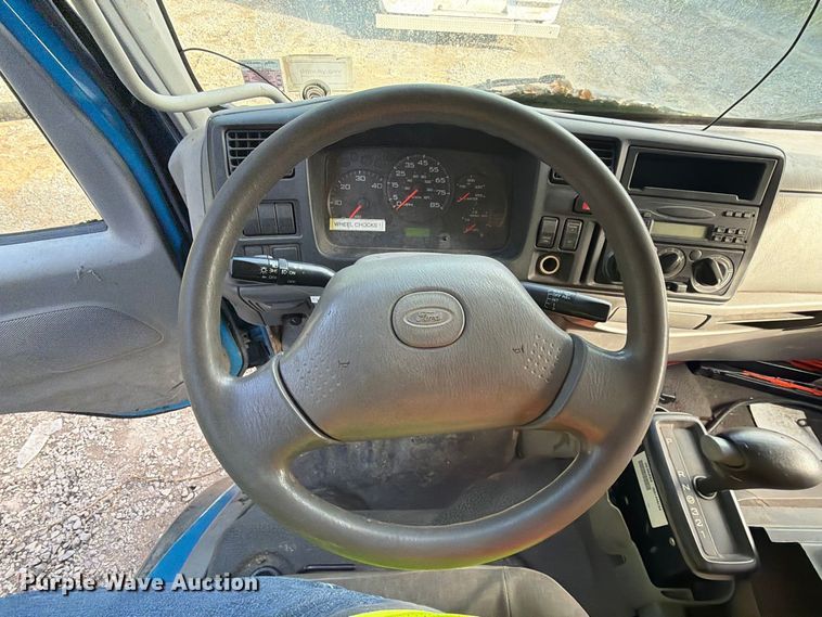 image for item DT2935 2007 Ford LCF box truck