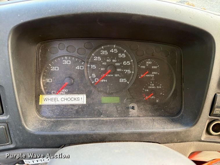 image for item DT2935 2007 Ford LCF box truck