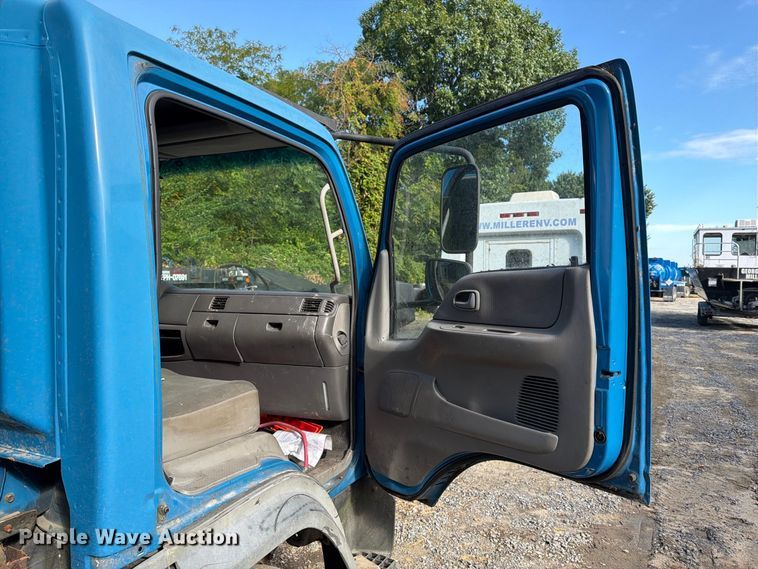 image for item DT2935 2007 Ford LCF box truck