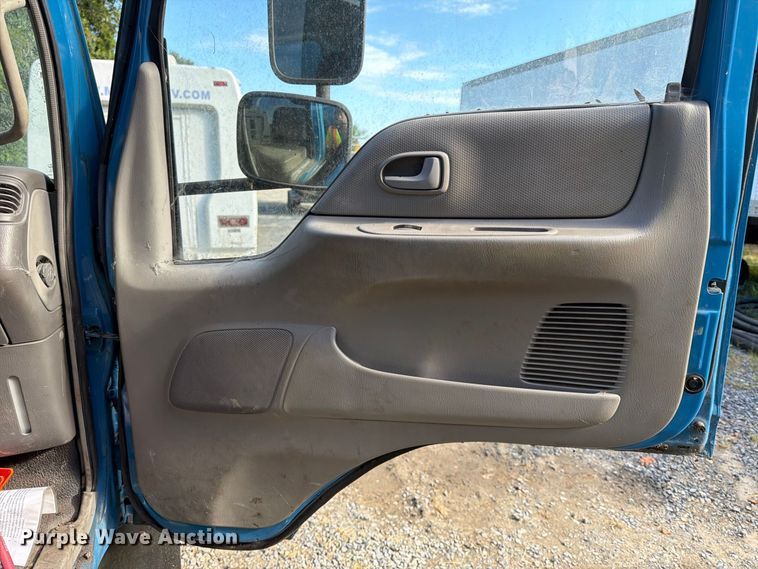 image for item DT2935 2007 Ford LCF box truck