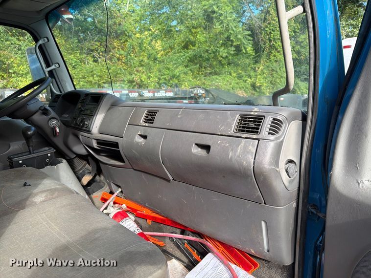 image for item DT2935 2007 Ford LCF box truck