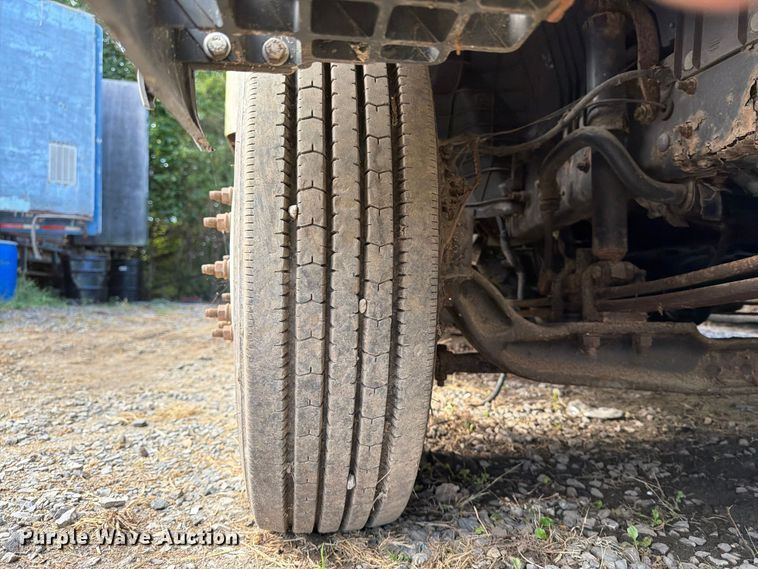 image for item DT2935 2007 Ford LCF box truck