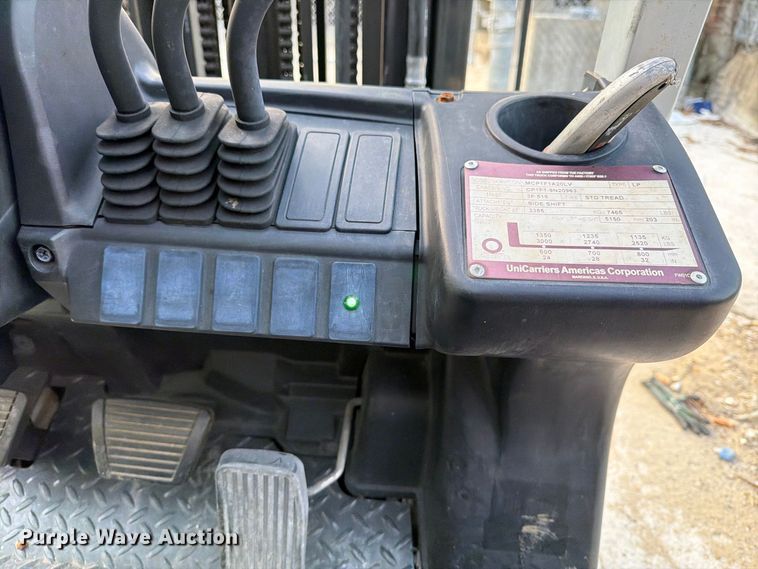 image for item DT2941 2017 UniCarriers CFS40 forklift