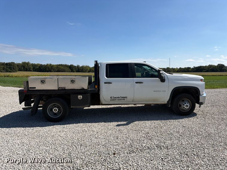 image for item DT3000 2020 Chevrolet Silverado 3500 Crew Cab flatbed pickup truck