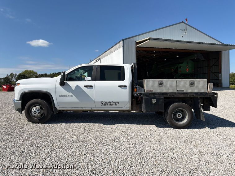image for item DT3000 2020 Chevrolet Silverado 3500 Crew Cab flatbed pickup truck
