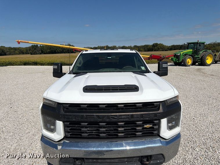 image for item DT3000 2020 Chevrolet Silverado 3500 Crew Cab flatbed pickup truck