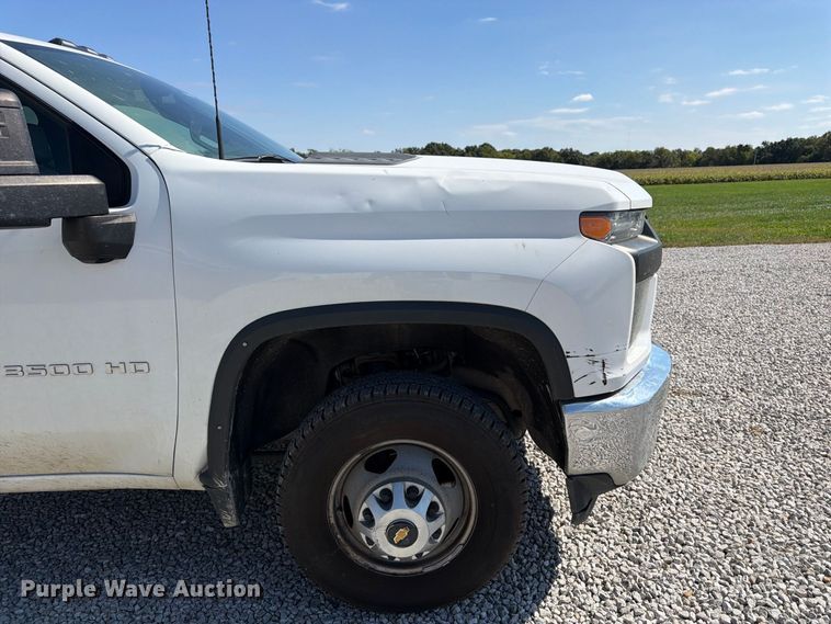 image for item DT3000 2020 Chevrolet Silverado 3500 Crew Cab flatbed pickup truck