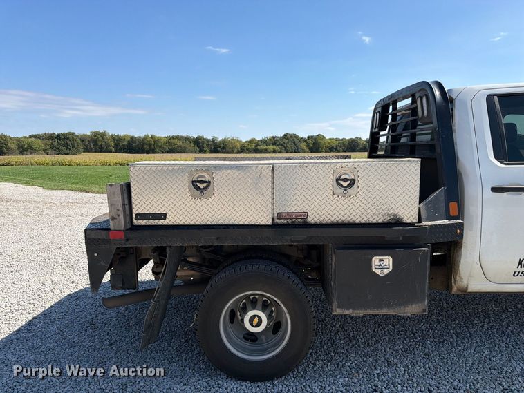 image for item DT3000 2020 Chevrolet Silverado 3500 Crew Cab flatbed pickup truck
