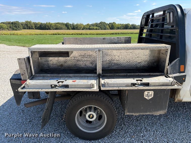 image for item DT3000 2020 Chevrolet Silverado 3500 Crew Cab flatbed pickup truck