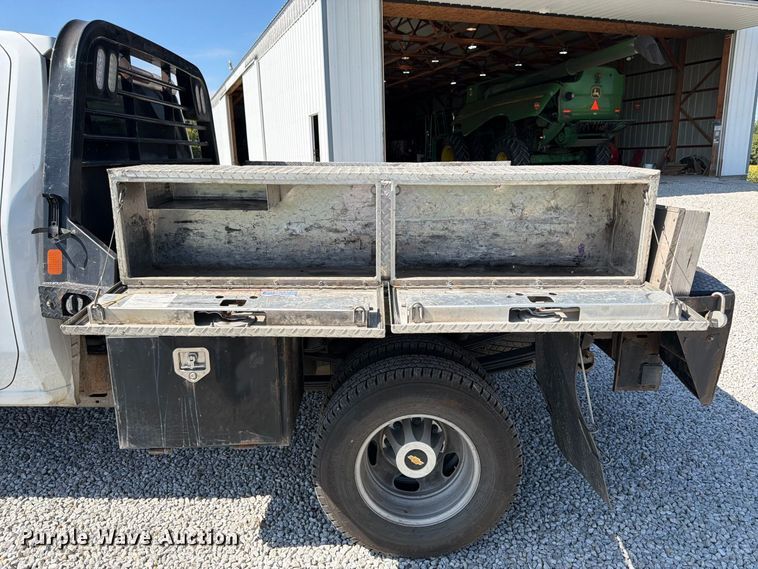 image for item DT3000 2020 Chevrolet Silverado 3500 Crew Cab flatbed pickup truck
