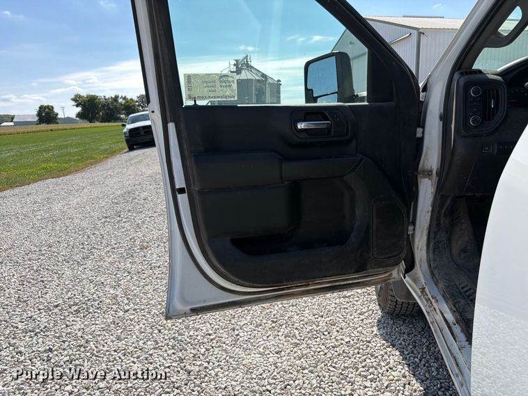 image for item DT3000 2020 Chevrolet Silverado 3500 Crew Cab flatbed pickup truck