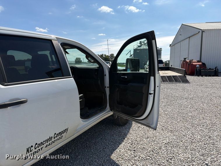 image for item DT3000 2020 Chevrolet Silverado 3500 Crew Cab flatbed pickup truck