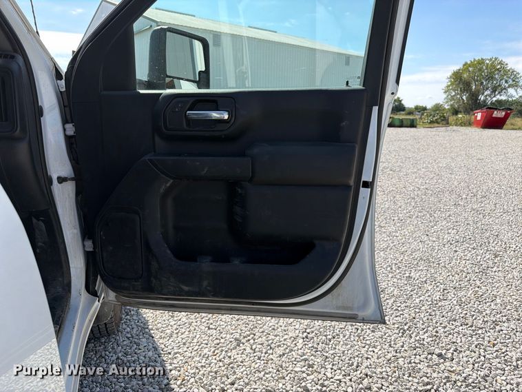 image for item DT3000 2020 Chevrolet Silverado 3500 Crew Cab flatbed pickup truck