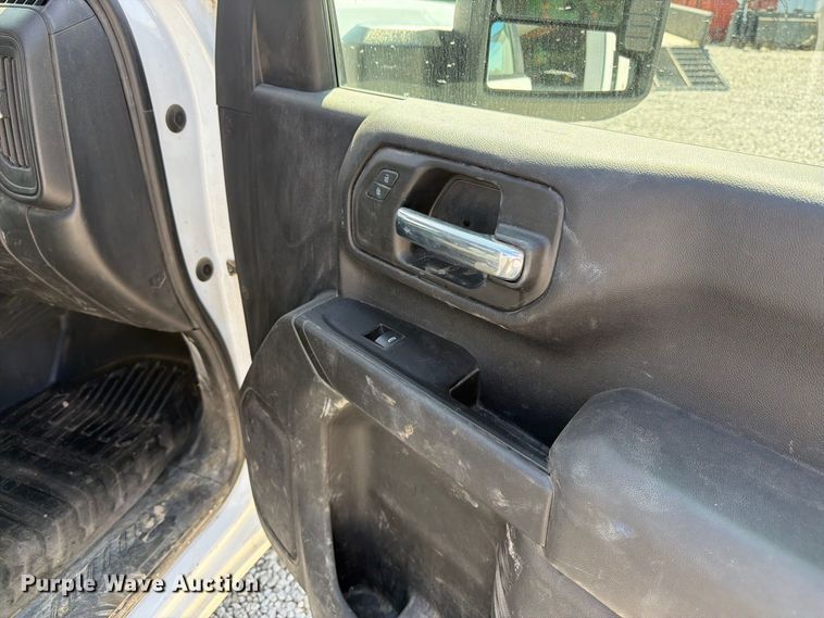 image for item DT3000 2020 Chevrolet Silverado 3500 Crew Cab flatbed pickup truck