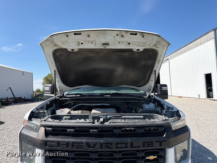 image for item DT3000 2020 Chevrolet Silverado 3500 Crew Cab flatbed pickup truck