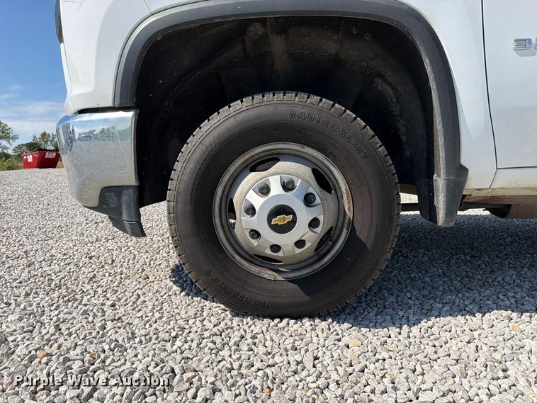 image for item DT3000 2020 Chevrolet Silverado 3500 Crew Cab flatbed pickup truck
