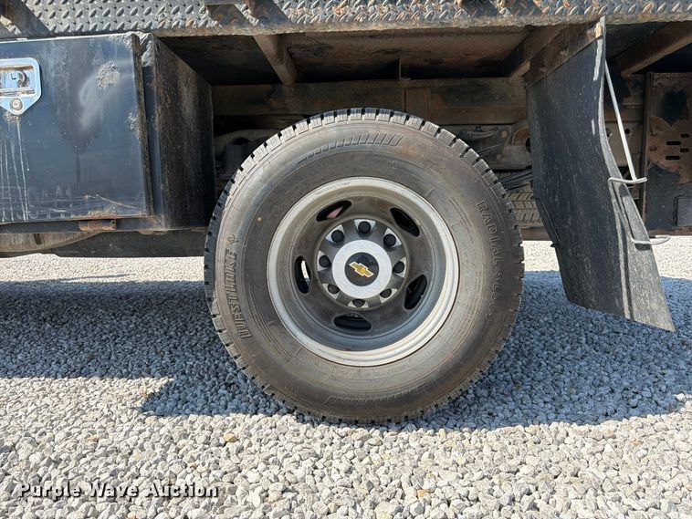 image for item DT3000 2020 Chevrolet Silverado 3500 Crew Cab flatbed pickup truck