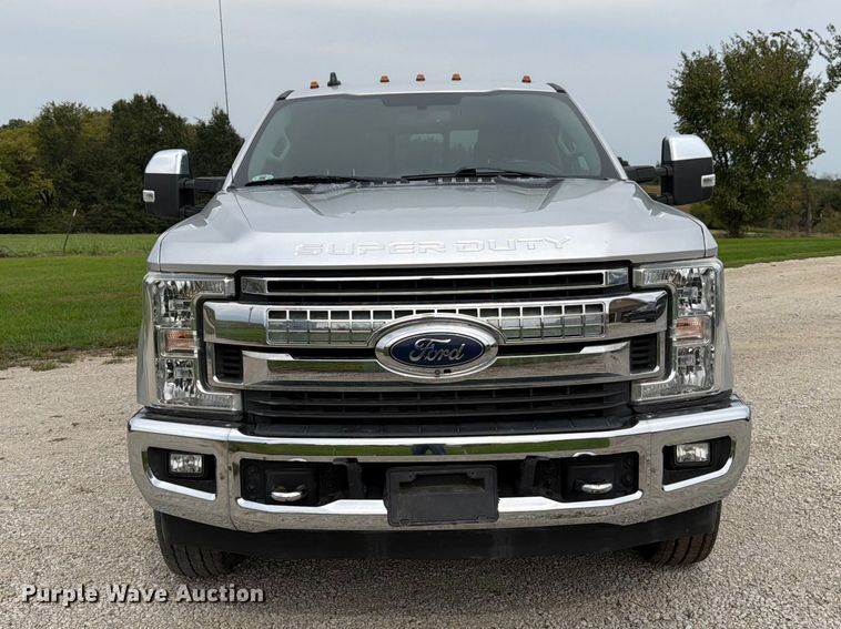 image for item DT3006 2019 Ford F350 Super Duty Crew Cab pickup truck