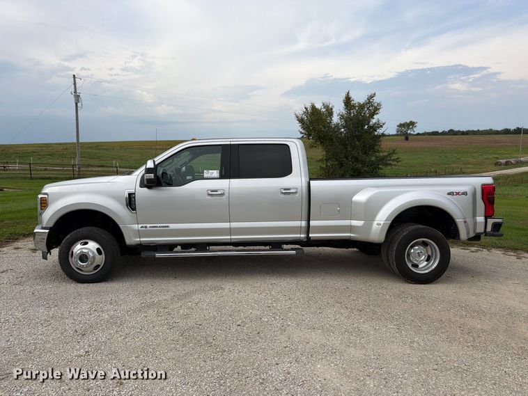 image for item DT3006 2019 Ford F350 Super Duty Crew Cab pickup truck