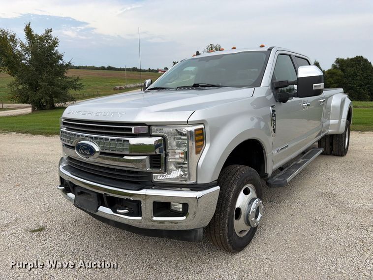 image for item DT3006 2019 Ford F350 Super Duty Crew Cab pickup truck
