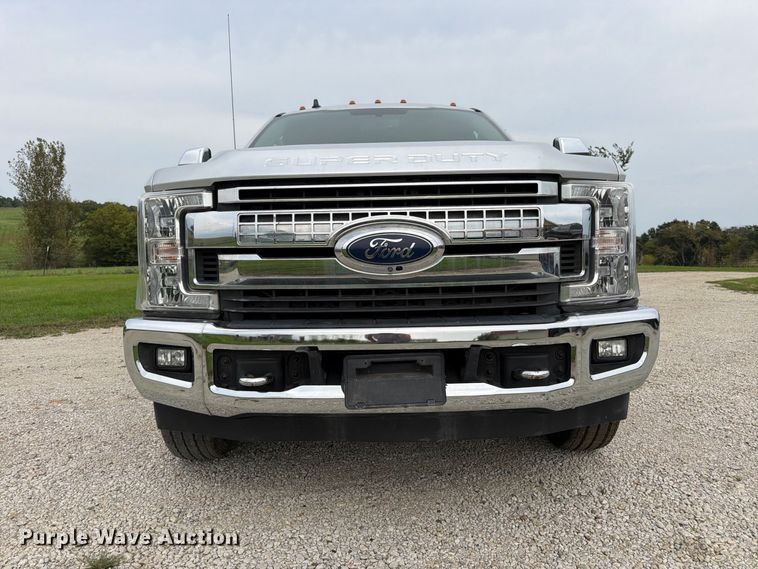 image for item DT3006 2019 Ford F350 Super Duty Crew Cab pickup truck
