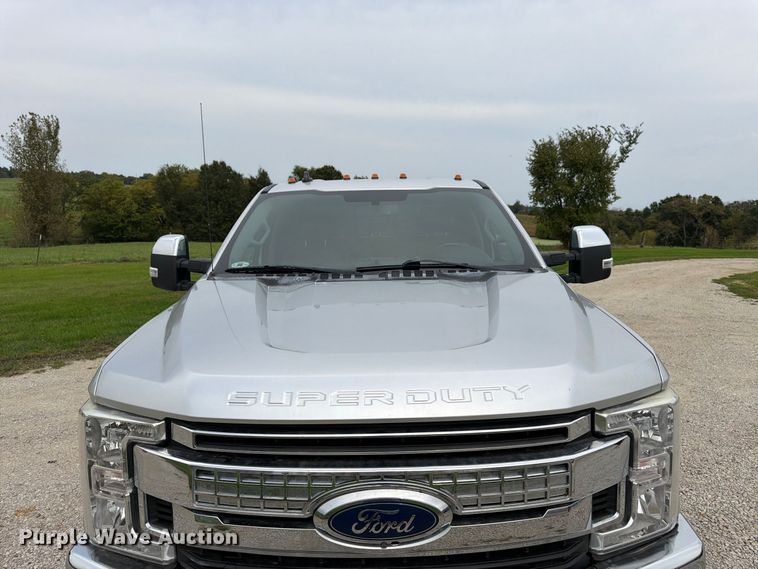 image for item DT3006 2019 Ford F350 Super Duty Crew Cab pickup truck