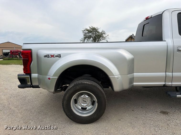 image for item DT3006 2019 Ford F350 Super Duty Crew Cab pickup truck