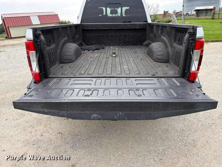 image for item DT3006 2019 Ford F350 Super Duty Crew Cab pickup truck