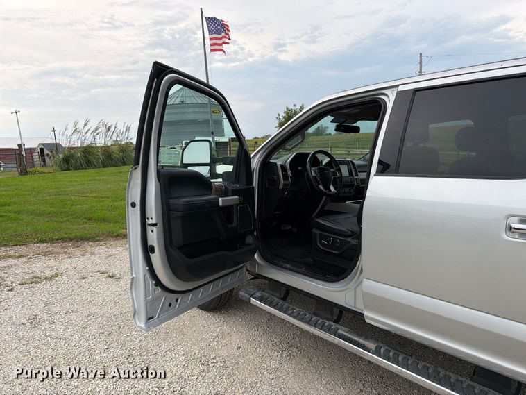 image for item DT3006 2019 Ford F350 Super Duty Crew Cab pickup truck