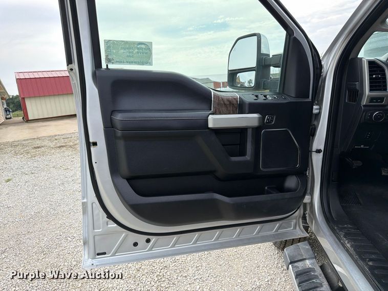 image for item DT3006 2019 Ford F350 Super Duty Crew Cab pickup truck